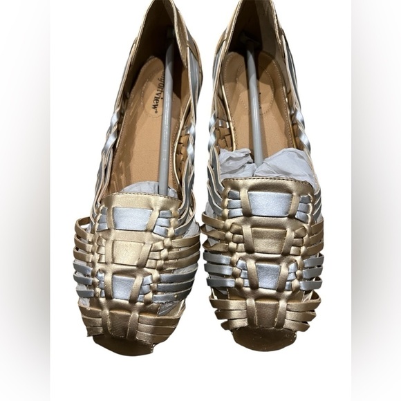 Comfortview Gold and Silver Sandals. Size 9. - Picture 1 of 8